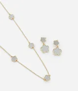 Conjunto de collar largo y caravanas pequeñas doradas, con colgantes de flor plateada brillante.