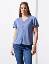 Remera celeste de tejido melange con escote en V y aplique de crochet en la parte delantera.