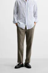 Pantalón de vestir azul marino, de corte recto, confeccionado en lino.