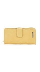 Billetera larga color amarillo mostaza, con cierre de broche a presión y compartimento posterior con cierre metálico. Interior con visor, tarjeteros y bolsillos.