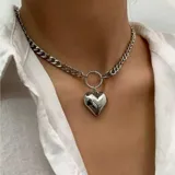 Gargantilla plateada de eslabones gruesos con dije de corazón inflado.
