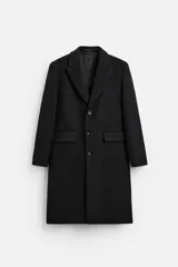 Abrigo negro regular fit confeccionado en paño con lana. Tiene cuello con solapas de muesca, manga larga, bolsillos de solapa en la cadera, bolsillo interior, abertura en el centro de la espalda y cierre frontal con botonadura.