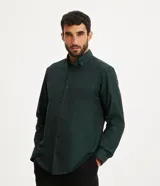 Camisa blanca de algodón, manga larga con botonadura frontal y cuello camisero.