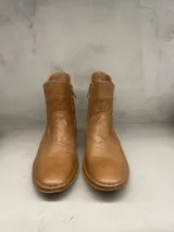 Bota corta color cuero, de cuero 100% con caña corta y taco de 3,5 cm.