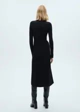 Vestido midi negro de tejido de punto acanalado, con cuello alto y mangas largas.