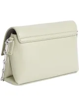 Cartera cruzada Calvin Klein color verde claro, con correa de cadena plateada y placa metálica con el logo de la marca.