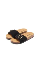 Sandalias bajas color tostado, con base de corcho y tira ancha de cuero sintético con hebilla metálica ajustable.