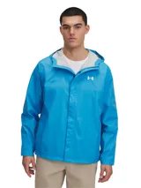 Campera impermeable Under Armour Cloudstrike, color celeste, con capucha y logo estampado en el pecho.