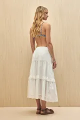 Falda larga de algodón color blanco, con cintura elastizada y tres volados con detalles de puntilla.