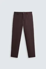 Pantalón de vestir color marrón oscuro, de corte recto, con bolsillos laterales y traseros de doble vivo. Se ajusta a la cintura con cierre de cremallera y botón.