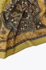 Pañuelo cuadrado de viscosa y seda, con estampado paisley en tonos azul, beige y rosa.