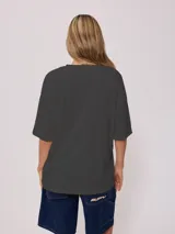 Remera negra de algodón con estampado de estilo surf en el frente.