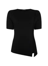 Remera negra de punto con cuello redondo, mangas cortas y aberturas asimétricas en las mangas y el bajo.