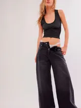 Musculosa negra de tejido de punto con escote redondo.