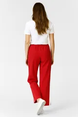 Pantalón negro ancho con rayas blancas laterales y cintura elastizada con cordón ajustable.