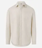 Camisa celeste de lino con cuello camisero, abotonadura frontal y mangas largas.