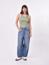 Musculosa negra de punto acanalado con cuello redondo y ribete blanco en cuello y sisas.