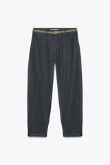 Pantalón de tiro medio con bolsillos frontales y traseros de vivo. Bajo con vuelta. Cierre frontal con cremallera, botón y cinturón trenzado.