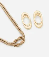 Conjunto de collar con cadena doble dorada y aros ovalados con diseño calado.