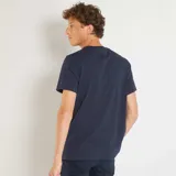 Camiseta de punto lisa color azul marino, de corte clásico y manga corta.
