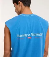 Musculosa sin mangas, corte boxy, color azul celeste con efecto desteñido. Presenta un pequeño logo bordado en el pecho.