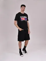 Remera blanca de algodón con estampado frontal de la palabra "Connecticut" en color gris.