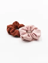 Pack de dos scrunchies de tela acanalada, uno color marrón y otro color rosa.