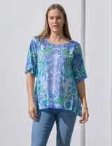 Blusa de modal estampado en tonos azules y verdes, marca Ruby Rd. Tiene mangas cortas con abertura y apliques de brillos en el frente.