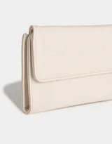 Billetera negra de cuerina con formato fichero y solapa bordada. Cuenta con sistema de apertura con broche a presión y compartimentos para tarjetas y billetes.