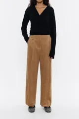 Pantalón de pana color marrón claro, de corte recto con pinzas en la cintura y bolsillos laterales.