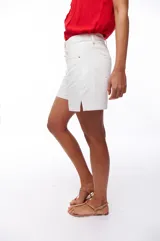 Short blanco de tiro alto con bolsillos laterales y botón dorado.