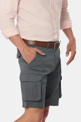 Bermuda cargo azul marino confeccionada en 98% algodón y 2% spandex, con bolsillos laterales.