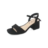 Sandalia de tacón medio color negro, con tira ancha sobre los dedos y pulsera con hebilla al tobillo.