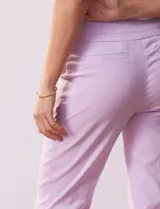 Pantalón verde esmeralda de gabardina elastizada, marca Zac & Rachel. Corte recto, pretina ancha pespunteada, bolsillos simulados y largo al tobillo.