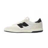 Championes urbanos New Balance modelo 440, color blanco con detalles en negro y beige, confeccionados en gamuza y malla, con logo "N" característico en los laterales.