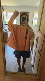 Remera blanca de corte amplio y mangas largas.