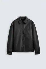 Sobrecamisa negra relaxed fit confeccionada en tejido efecto piel con interior de borreguillo combinado a tono. Cuello solapa, manga larga con puño abotonado, bolsillos de plastrón en pecho y laterales en cadera. Cierre frontal con botones a presión.