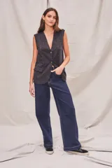 Chaleco oversize de algodón negro con detalles de bordado y botones frontales.
