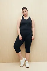 Musculosa deportiva negra con espalda racerback y calce relajado.