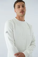 Buzo de algodón blanco con cuello redondo, manga larga y logo en relieve.