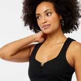 Musculosa negra de punto canalé con escote cuadrado y botón dorado decorativo.