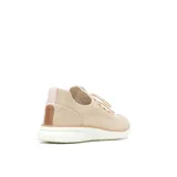 Zapatillas deportivas de punto color beige, con cordones y suela blanca.