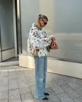 Campera corta de piel sintética con estampado animal print en tonos blanco, marrón y negro.