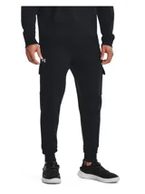 Pantalón de jogging negro Under Armour Rival Fleece Cargo para hombre, con corte ajustado, bolsillos laterales tipo cargo con cierre y logo de la marca bordado en blanco.