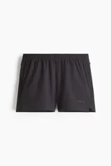 Short deportivo negro de tejido funcional DryMove™ que ayuda a absorber el sudor. Tiene corte estándar, elástico revestido y cordón ajustable en la cintura, bolsillos laterales con cierre, suspensor interior de malla y aberturas laterales.