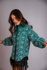 Camisa celeste con estampado de flores blancas, corte clásico, cuello camisero y mangas largas abullonadas.