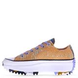 Championes Converse Run Star Hike de caña baja, con capellada de tela tejida multicolor a rayas horizontales, cordones lilas y suela de plataforma blanca con detalles dentados en colores.