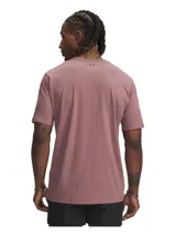 Remera deportiva Under Armour Project Rock, color blanco, de corte clásico y mangas cortas. Presenta un estampado frontal con el logo de Project Rock y la leyenda "Project Rock".