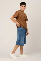 Bermuda de jean azul de corte ancho.