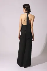 Conjunto de pantalón y top de seda color gris, con cuello halter y corte holgado.